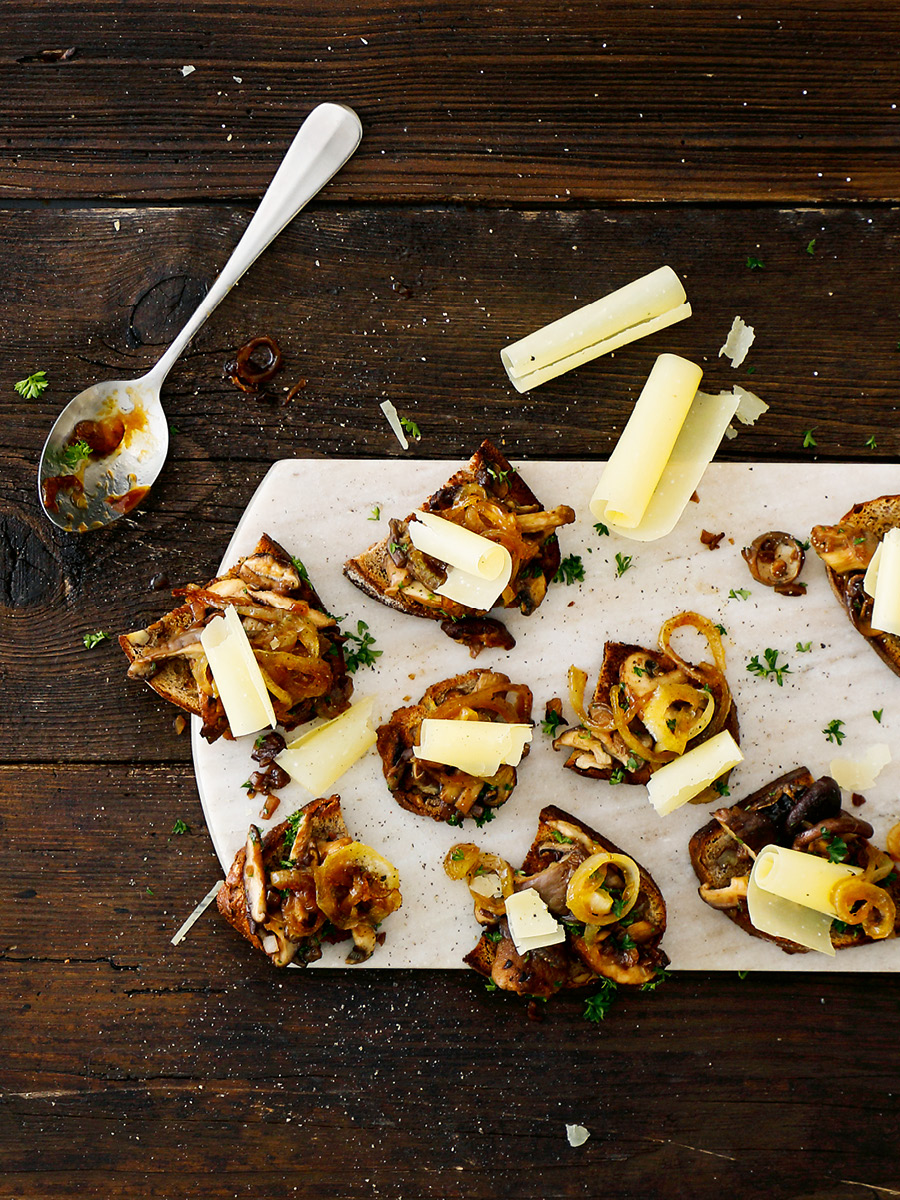 Sbrinz Käse - Pilz-Crostini mit Sbrinzrollen AOP