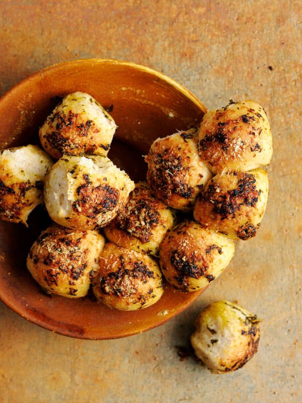 Wild garlic party bread rolls