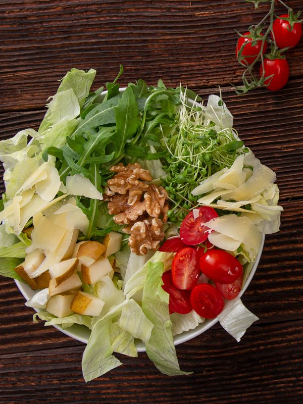 Salad bowl with Sbrinz flakes