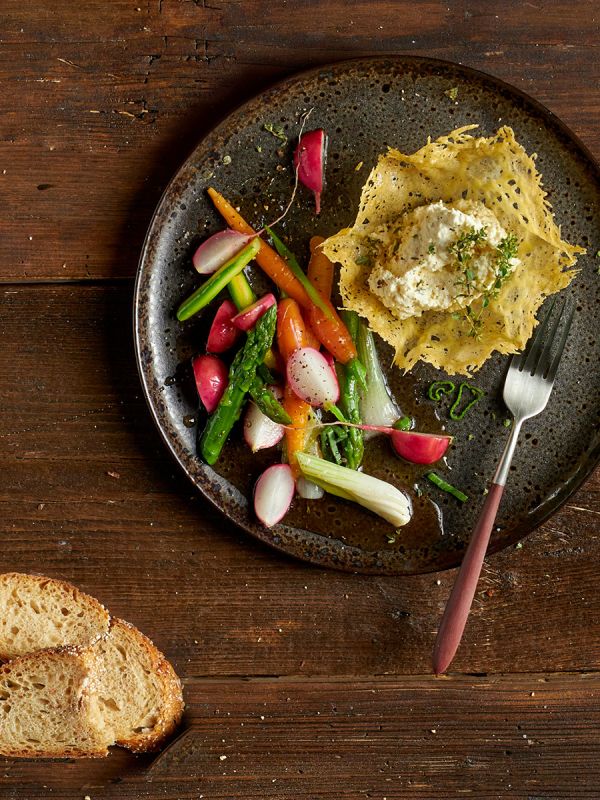 Sbrinz mousse in a basket with spring salad